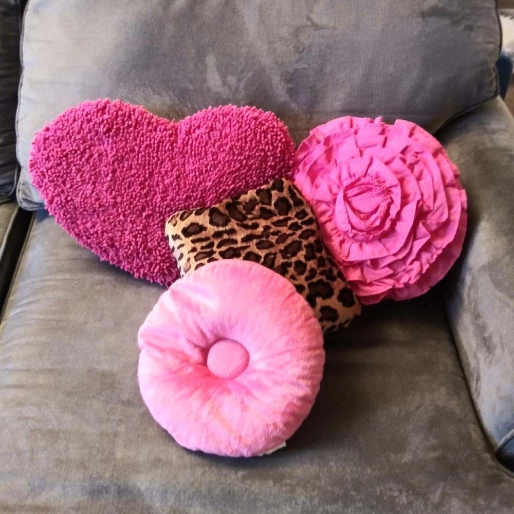 Set of 4 decorated pillows